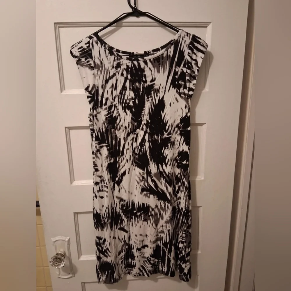 Black & White Printed Cap-Sleeve Dress - Picture 2 of 3